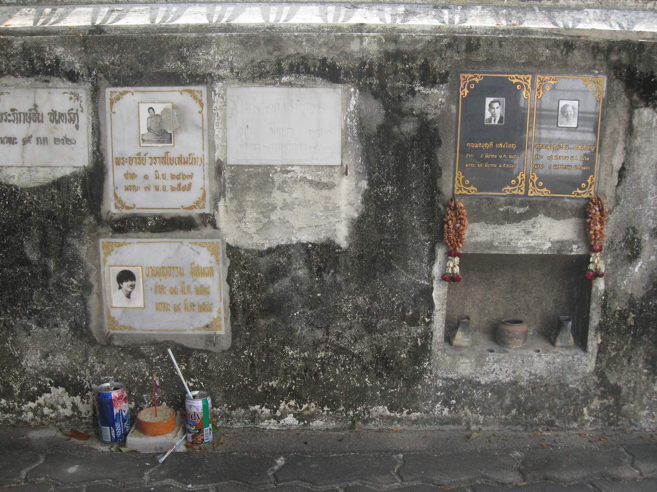 Muro con lapidi